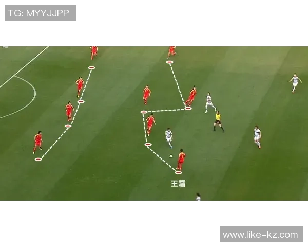 足球明星脚后跟传球技巧解析与实战应用分享